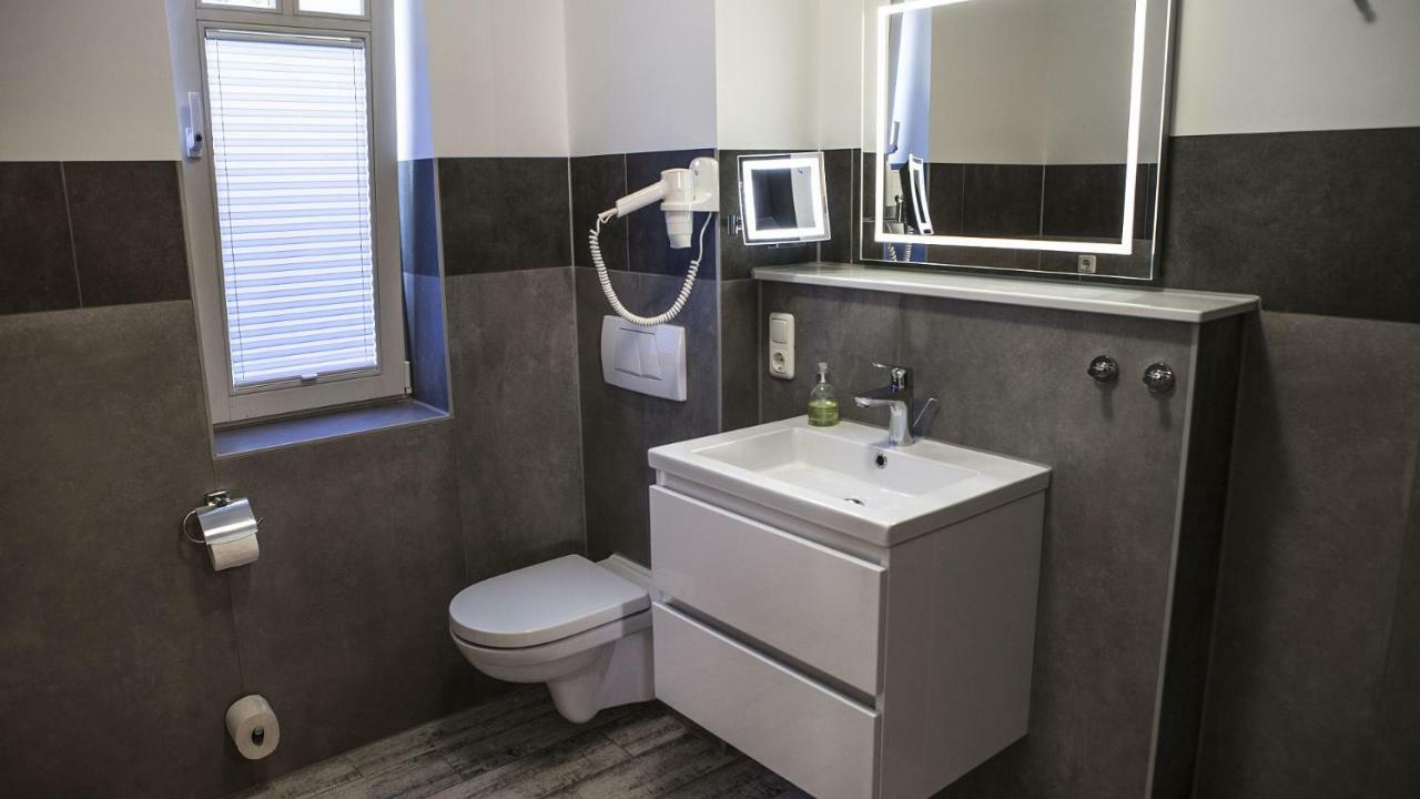One-Bedroom Apartment,887045590:JPEG
